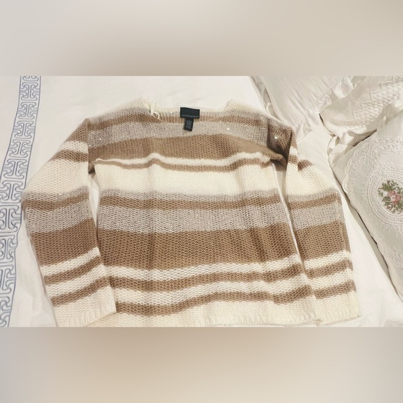 STAY WARM AND STYLISH IN ANY WEATHER WITH THIS VERSATILE PULLOVER SWEATER!
NWOT - Picture 8 of 9